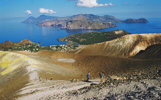 Itálie, Sicílie - Liparské Ostrovy - Ostrov Vulcano - Bus - ilustrační fotografie