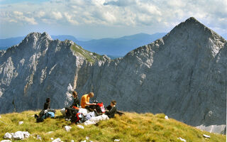 Julské Alpy - pohoda pod štíty Triglavu s turistikou - ilustrační fotografie