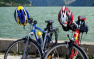 Mezi Jezery Solné Komory Na Kole - Odpočinek U Vody S Cyklistikou - ilustrační fotografie