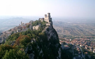 Republika San Marino, jeskyně, lanýže a města UNESCO - ilustrační fotografie