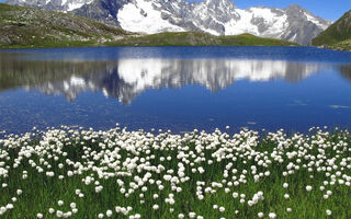 Savojské Alpy s kartou - ilustrační fotografie
