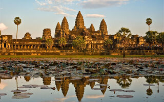 Tisíce Let Staré Chrámy Angkoru V Kambodži Na Kole A Město Andělů - Rušný Bangkok V Thajsku - ilustrační fotografie