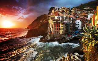 Turistika a moře v Cinque Terre - ilustrační fotografie