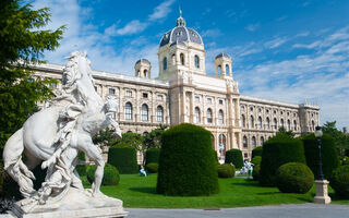 Vídeň, zámek Schönbrunn a představení ve vídeňské Státní opeře - G. Verdi: Aida - ilustrační fotografie
