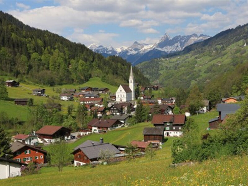 Rakousko-švýcarské pomezí Alp s kartou