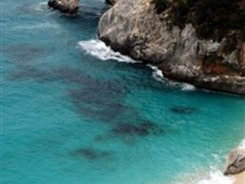 Sardinie, rajský ostrov nurágů v tyrkysovém moři chata letecky