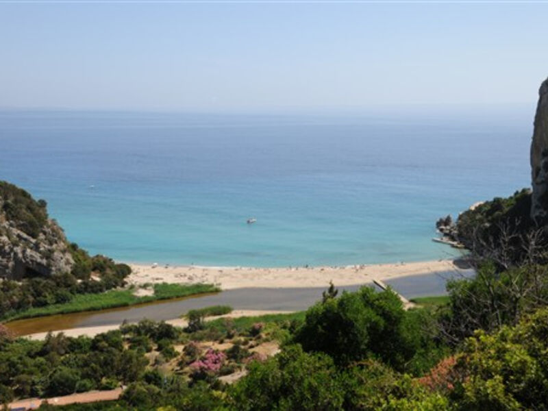 Sardinie, rajský ostrov nurágů v tyrkysovém moři, hotel
