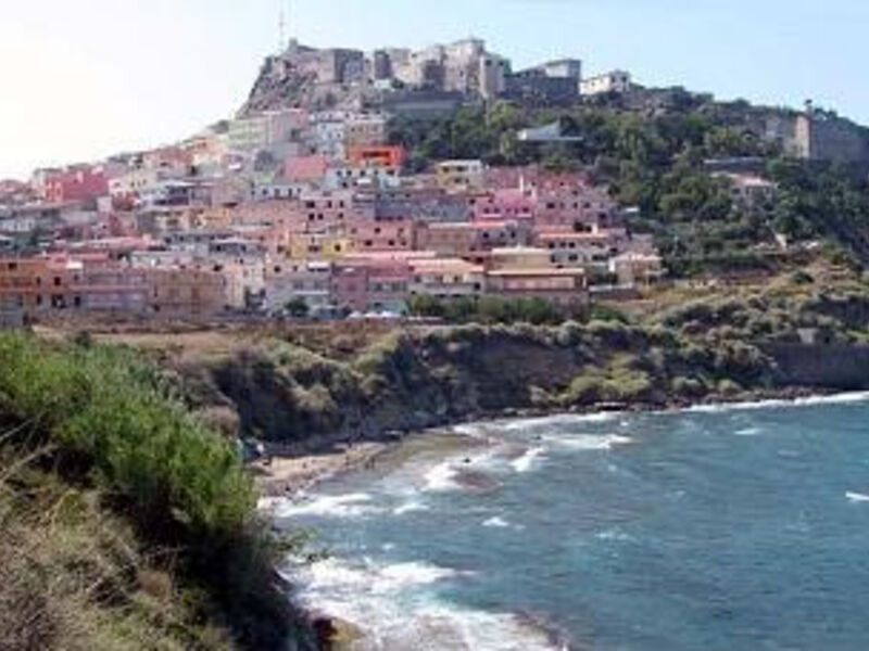 Sardinie, rajský ostrov v tyrkysovém moři