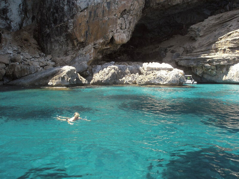Sardinie, rajský ostrov v tyrkysovém moři