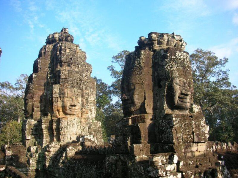 Tisíce Let Staré Chrámy Angkoru V Kambodži Na Kole A Město Andělů - Rušný Bangkok V Thajsku