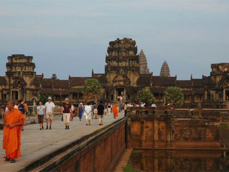Tisíce Let Staré Chrámy Angkoru V Kambodži Na Kole A Město Andělů - Rušný Bangkok V Thajsku