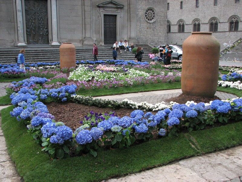 Zahrady krajů Lazio a Toskánsko den květin ve Viterbu